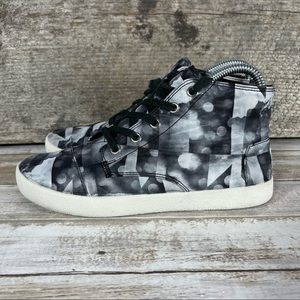 Women’s Toms Size 6